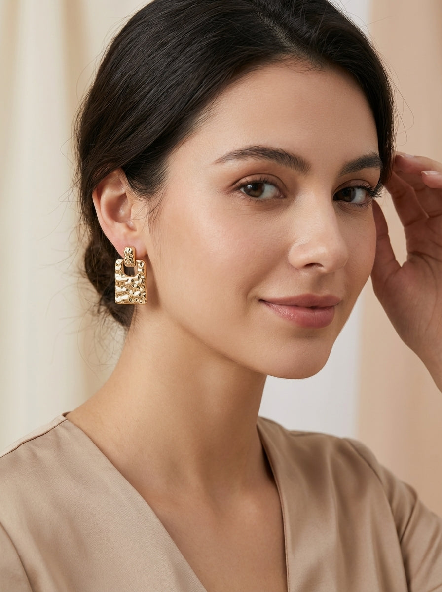 Aretes Cuadrados Texturizados Dorados ✨