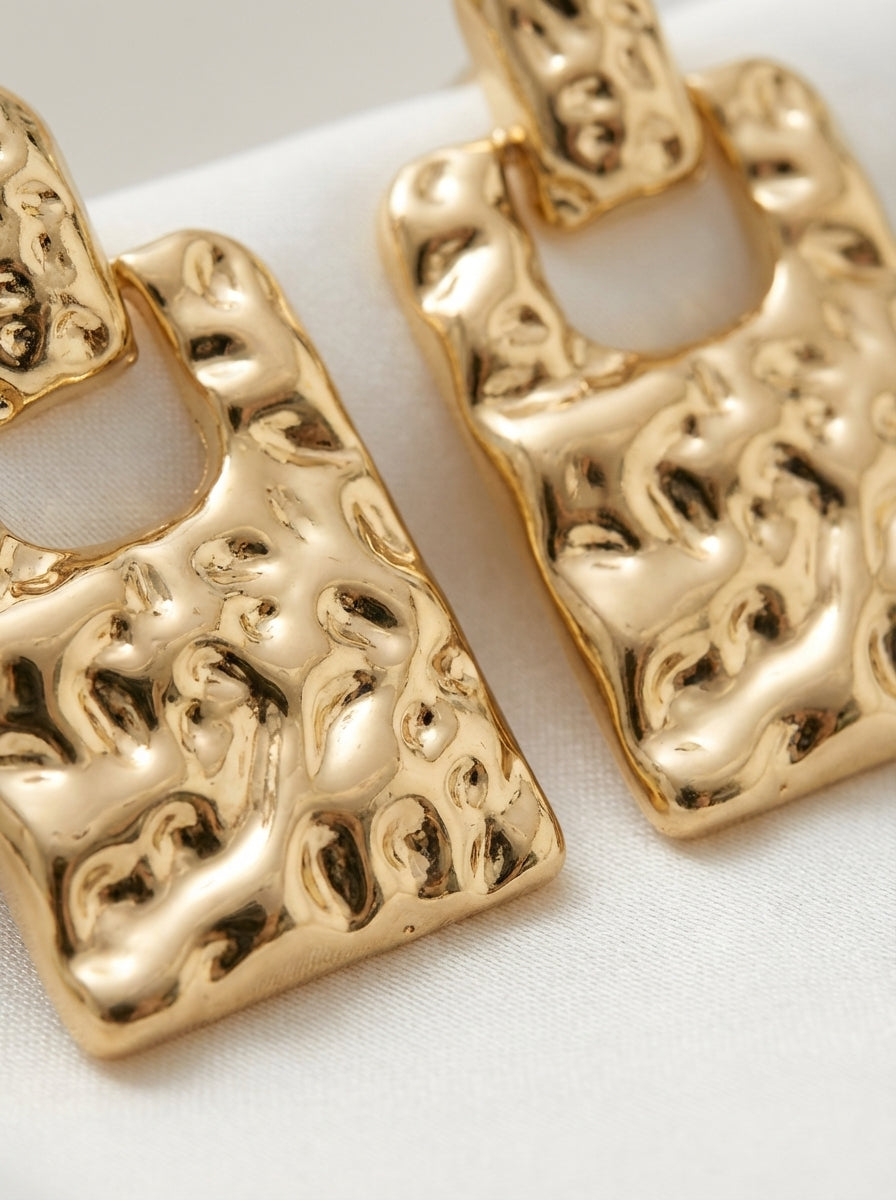 Aretes Cuadrados Texturizados Dorados ✨
