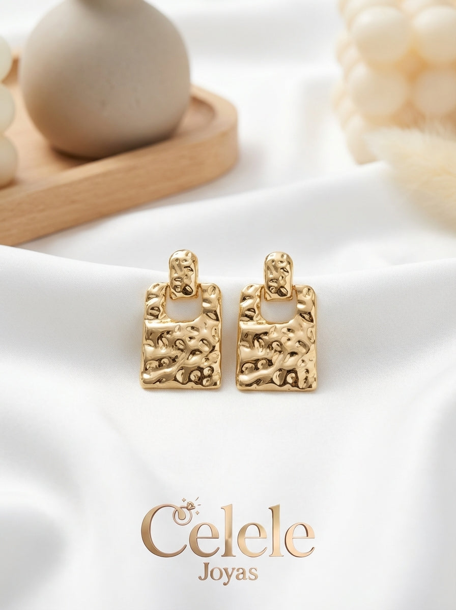 Aretes Cuadrados Texturizados Dorados ✨