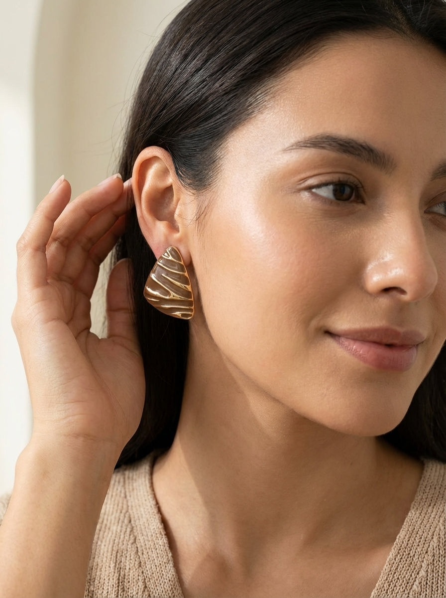 Aretes Hoja Café Esmaltada Dorada Elegante ✨