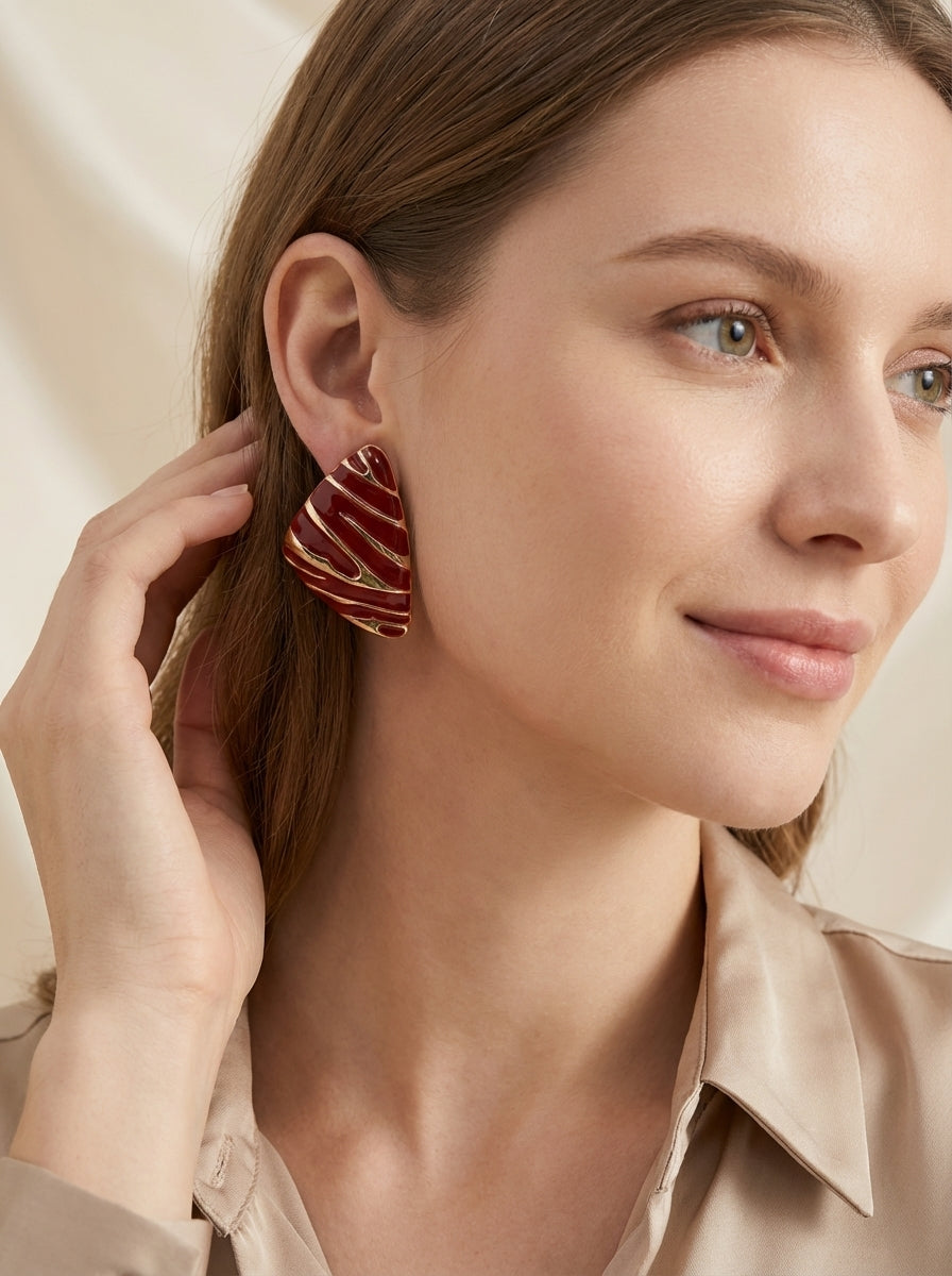 Aretes Hoja Roja Esmaltada Dorada Elegante ✨