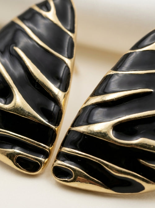 Aretes Hoja Negra Esmaltada Dorada Elegante ✨