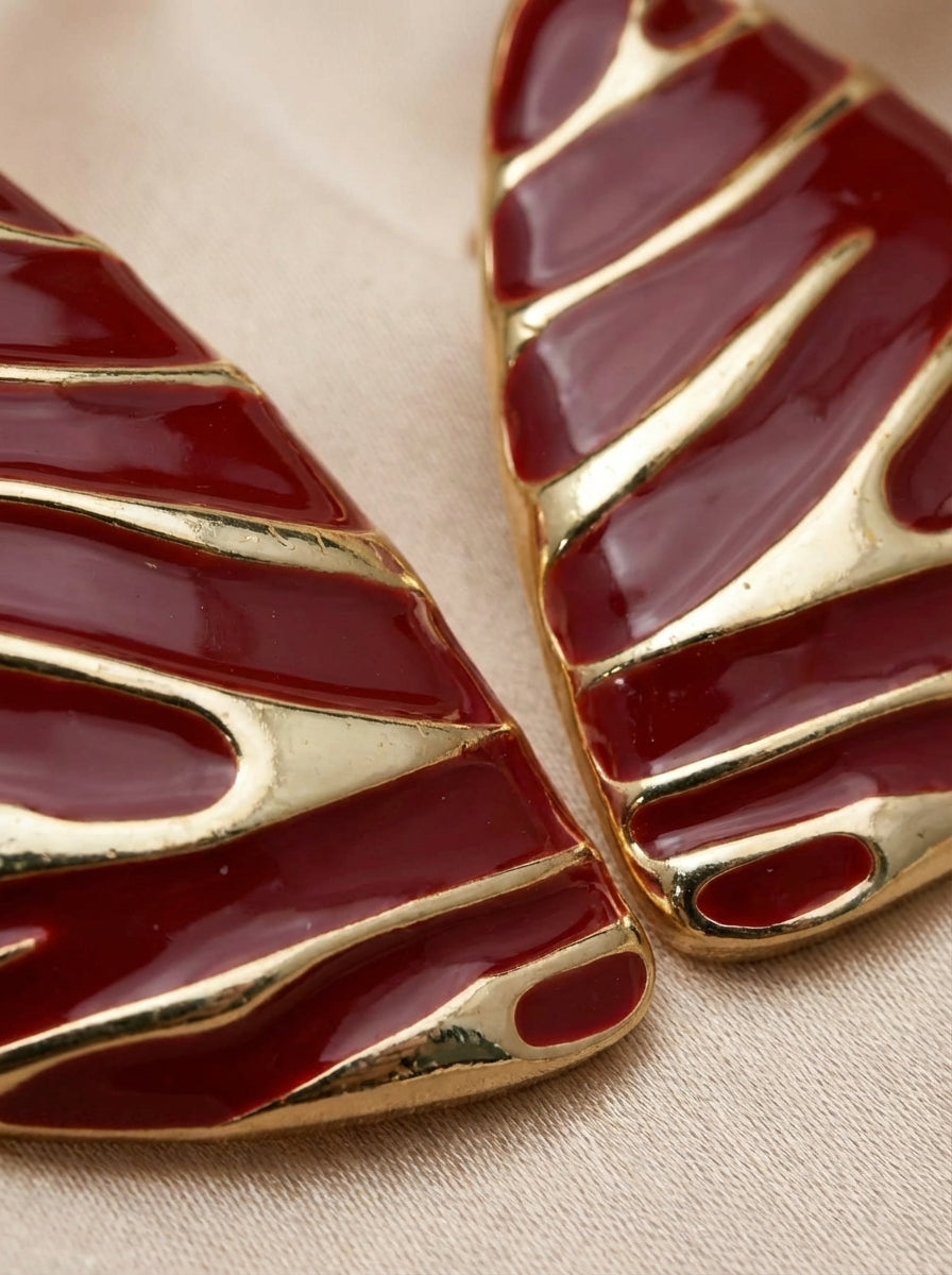 Aretes Hoja Roja Esmaltada Dorada Elegante ✨